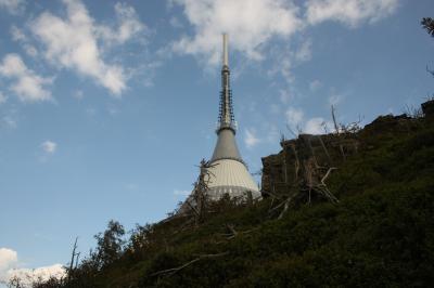 Hubáčkův hotel a vysílač na vrcholu Ještěd u města Liberec.